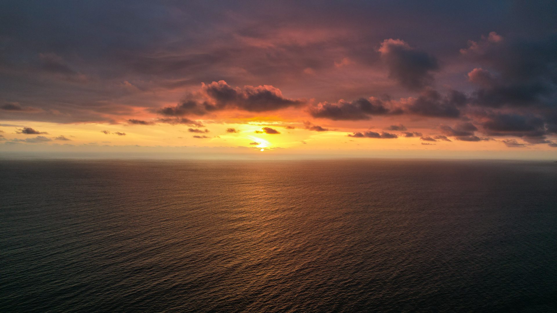 Atardecer sobre el mar en Olón