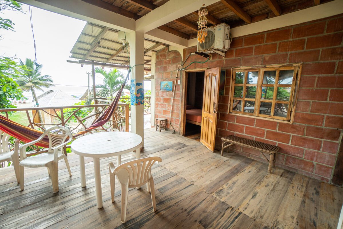 Panorámica de habitacion matrimonial en hotel junto al mar en Olon