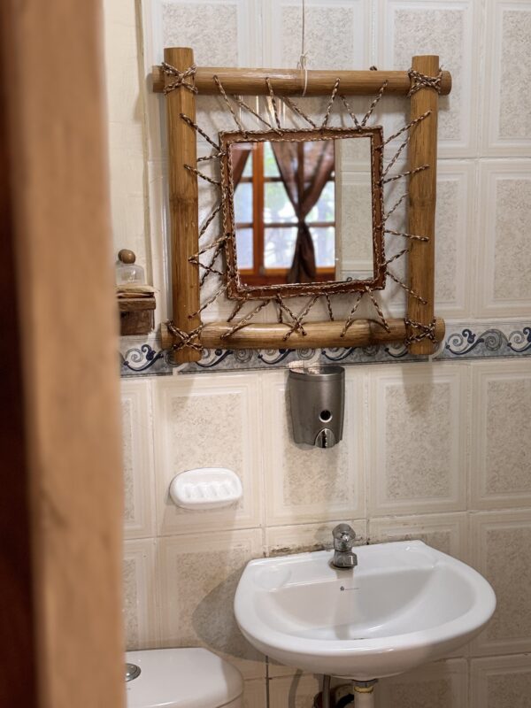 Baño con detalles en habitación de hotel en Olón