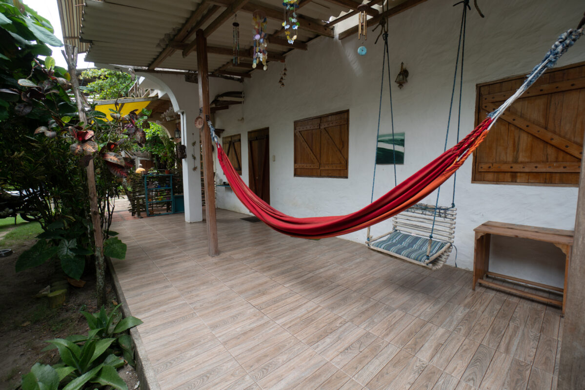 Detalle de terraza y vista exterior en casa de Olón a lado del mar