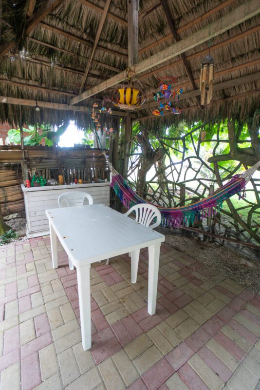 Sala común y comedor junto al mar en casa playera